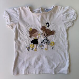 White t-shirt with embroidered and appliqué design of girls